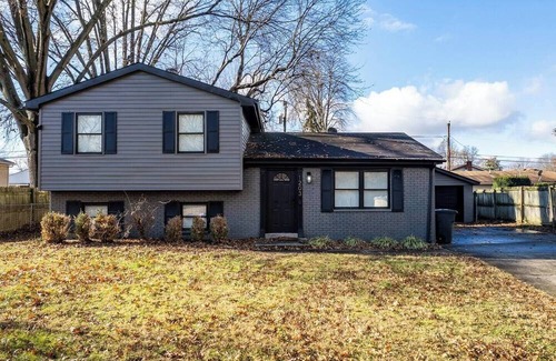 Jeffersonville House | Mins to Louisville|Outdoor Space|Projector Screen