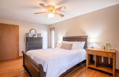 Sunnyland House | SUNSET LODGE - Spacious 3BD with Beachfront Views