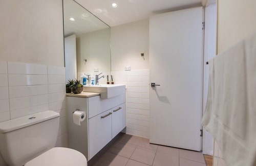 Woolloongabba Apartment | Urban Luxury: City Apartment with Pool and Parking