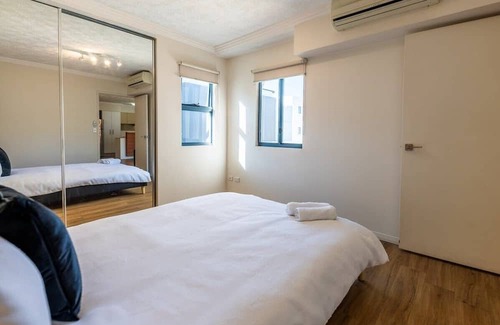 Woolloongabba Apartment | Urban Luxury: City Apartment with Pool and Parking