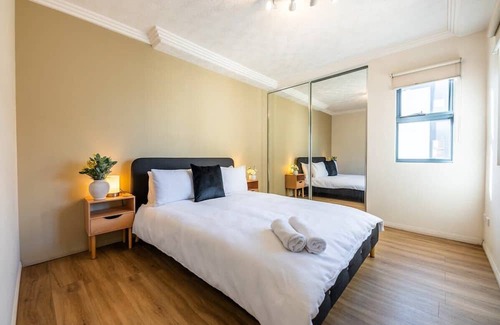 Woolloongabba Apartment | Urban Luxury: City Apartment with Pool and Parking