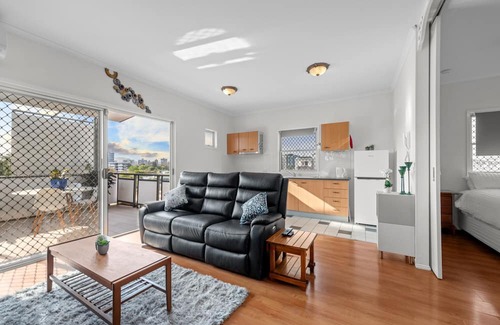 West End Apartment | Cosy West End 1-Bed with Parking