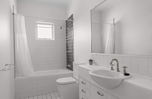 West End Apartment | Cosy West End 1-Bed with Parking