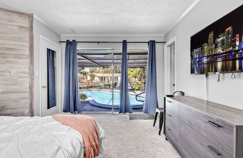 Fort Lauderdale House | Charming Poolside Haven on Water's Edge