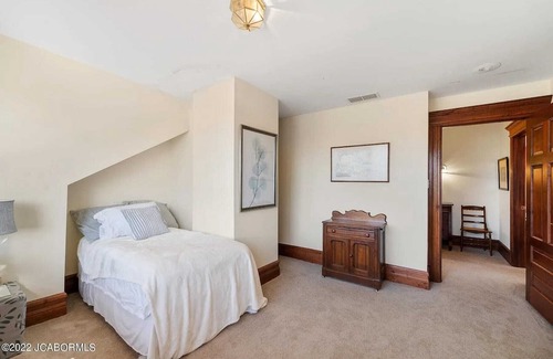 Fulton House | This edifice is stunning, historic and absolutely in a cool state . It has pool.