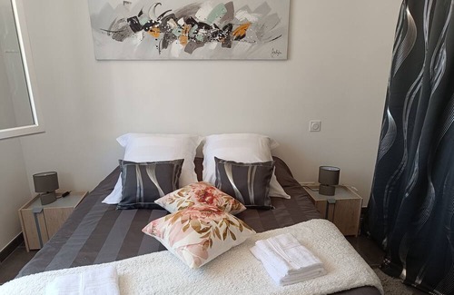 Ginestas Bed & Breakfast | Bienvenue "À la Découverte - Ginestas" Pour 2 Personnes pt Déjeuner Compris
