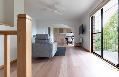 West Launceston Apartment | Bright and Beautiful Near the Gorge with Parking
