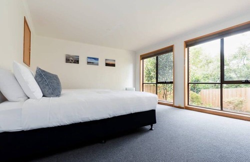 West Launceston Apartment | Bright and Beautiful Near the Gorge with Parking