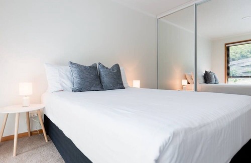 West Launceston Apartment | Bright and Beautiful Near the Gorge with Parking
