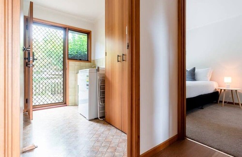 West Launceston Apartment | Bright and Beautiful Near the Gorge with Parking