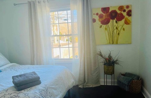 Baywood House | 7 Guest by Shore. Close to Malls, restaurants, Theaters, bars & major highways.