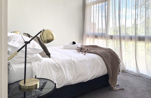 Hawthorn Apartment | Beautiful 2BR Scotch-Hill retreat in leafy Hawthorn (4km to MCG, 6km to CBD)