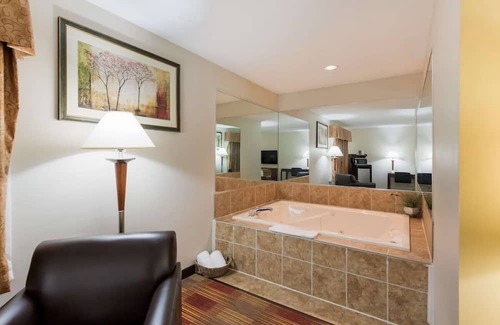 Hebron House | Family-Friendly Hotel with Pet-Friendly Rooms, Close to Midland Theatre
