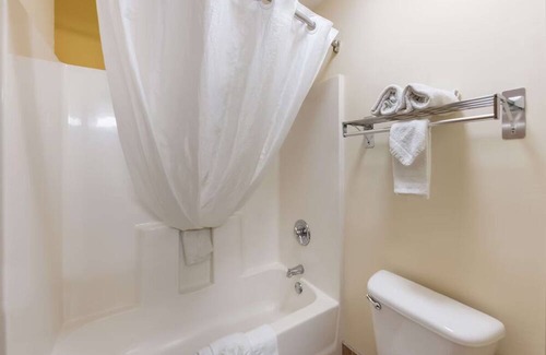 Hebron House | Relaxing Getaway! Comfy Suites, Indoor Pool & Free Breakfast, Easy I-70 Access