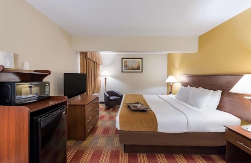 Hebron House | Ideal for I-70 Travelers: Modern Rooms w/ Smart TVs and Great Customer Service