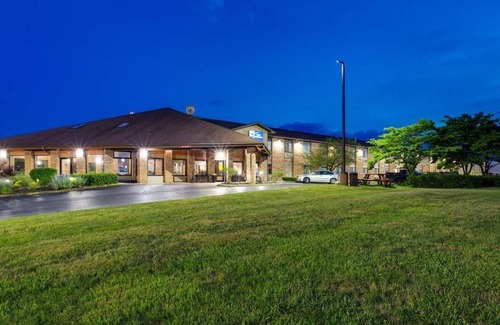 Hebron House | Easy I-70 Access, Your Home Away From Home With Hot Breakfast