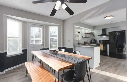Overland Park House | Comfy 2-Story Duplex | Perfect for Large Groups
