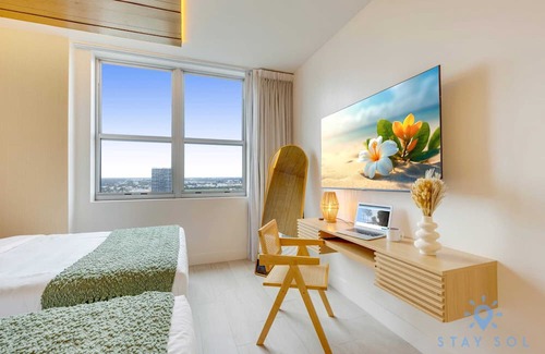 Hollywood South Central Beach Apartment | Stunning Airbnb| Jungle Experience|Pools|Gym