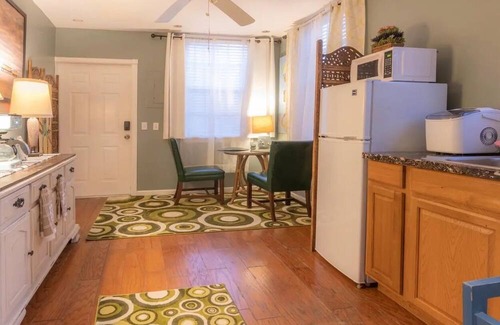 Sebastian Cottage | Charming Cottage 2/1 + Art Gallery Across from Waterfront + Hirams Resort