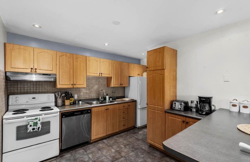 The Beaches Apartment | Entire Unit-Walk To The Beach - 5 Mins To History