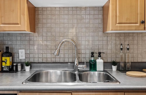 The Beaches Apartment | Entire Unit-Walk To The Beach - 5 Mins To History