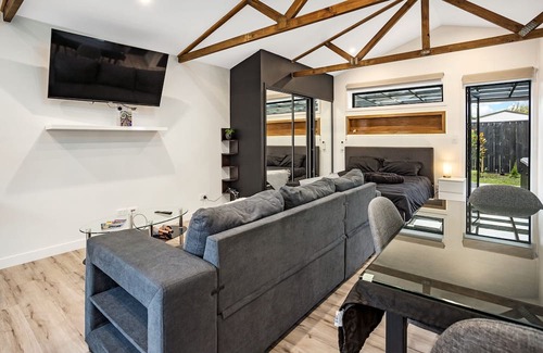 Hornby House | Studio Unit with Spa Bath!