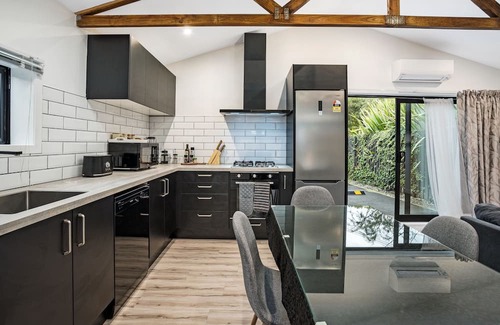 Hornby House | Studio Unit with Spa Bath!