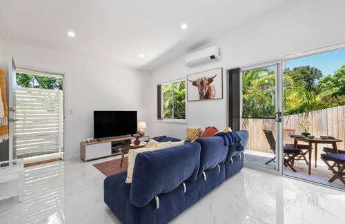 North Curl Curl Cottage | Seaside Cottage - Relaxing, quiet and private.