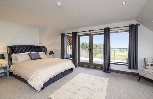 East Lewiston Villa | Stunning private villa for 12 guests with WIFI, TV, patio, pets allowed, panoramic view and park...