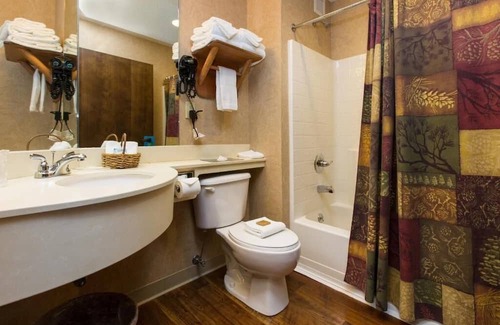 Onalaska House | Deluxe 2 Queen, Work Desk, Stoney Creek KC, Near Casino | 4 Units