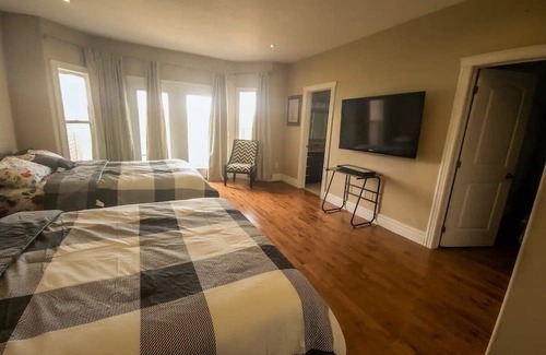Carrying Place House | Luxury Lakeview Villa: Gateway to Winery Paradise