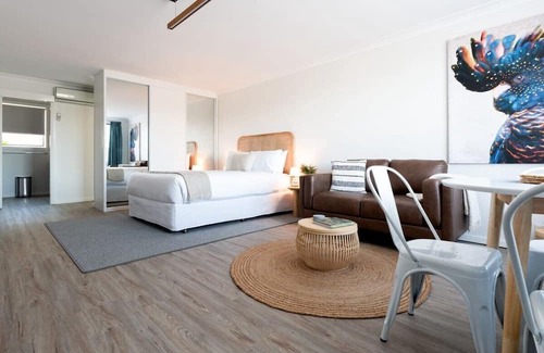 Riverside Apartment | Cute and Cosy Studio with Parking & WiFi