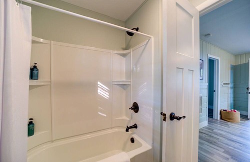 Muskegon House | Cottage Retreat Scenic Drive Resort 4