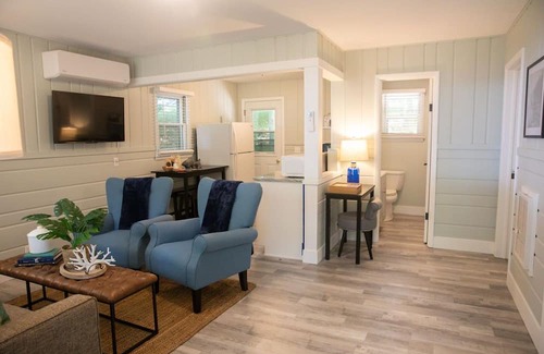Muskegon House | Cottage Retreat Scenic Drive Resort 4