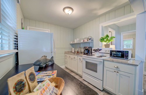 Muskegon House | Cottage Retreat Scenic Drive Resort 4