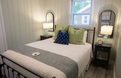 Muskegon House | Cottage Retreat Scenic Drive Resort 3
