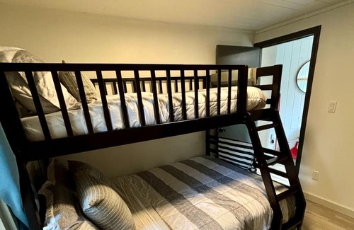 Northern Bruce Peninsula Cabin | Starry Haven: Serene 3-BR Retreat with Hot Tub