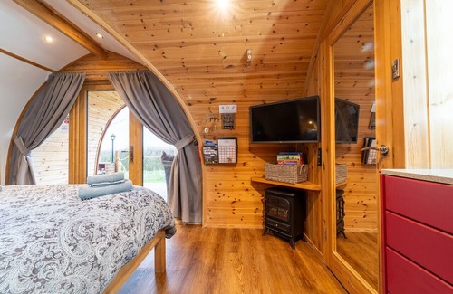 Clitheroe Cabin | Tranquil Luxury: Hot Tub, Firepit, & Sauna