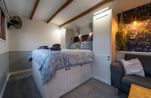 Clitheroe Cabin | Tranquil Luxury: Hot Tub, Firepit, & star galzing window