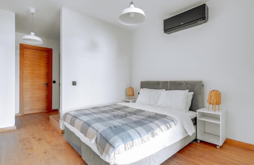 Alacati Apartment | Luxury Flat w Balcony and Shared Pool in Alacati