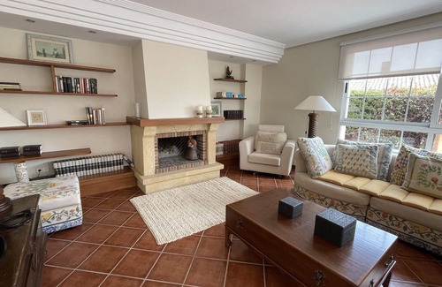 Coveta Fuma Ski Chalet | Villa 1 Minute from the Beach. 1 min from the Tram Stop, Car Not Necessary.