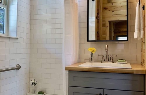 Hendersonville Cabin | Brand NEW Blue Ridge Mountain cedar log cabin, fiber internet, 25 min to AVL