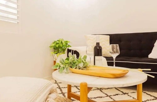 Auckland Central Business District Apartment | Prime Location on Queen St!