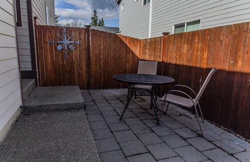 Enumclaw Apartment | Modern 1 Bedroom Attached Apartment with separate driveway and entrance.
