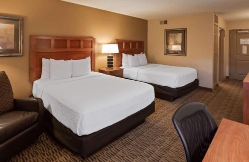 South Loop House | Bloomington Bliss: Elegant Stay with Free Wi-Fi & Breakfast Included