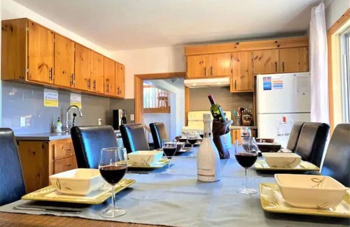 Sainte-Lucie-des-Laurentides Ski Chalet | Le Alesund, Spa Privé + Plage Avec Embarcations