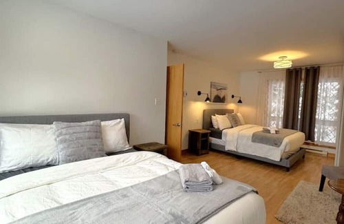 Sainte-Lucie-des-Laurentides Ski Chalet | Le Alesund, Spa Privé + Plage Avec Embarcations