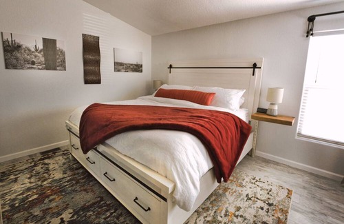 Camp Verde House | Camp Verde Retreat Unwind in our warm haven, hot tub under the stars.