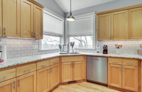 Silverton House | Silverton Home w/View, 2 Mi to Oregon Garden!