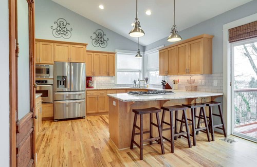 Silverton House | Silverton Home w/View, 2 Mi to Oregon Garden!
